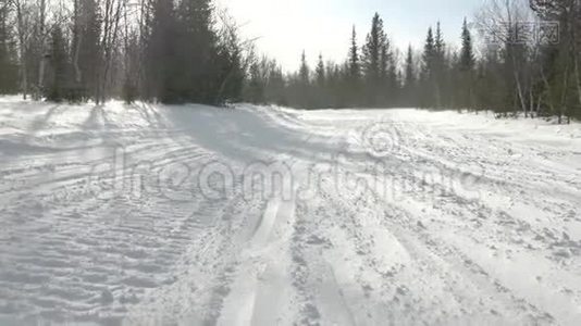 风将雪堆放在跑道上方，并有雪车道视频