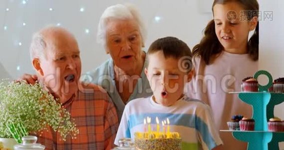 高加索多代家庭在舒适的环境中庆祝孙子生日的正面景色视频