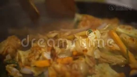 4KDakgalbi韩国食品。 厨师烹饪麻辣烤鸡和蔬菜视频