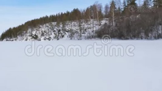 摄像机沿着布满森林的小山移动雪车视频