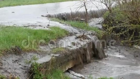 灾难。 村庄里的洪水。 肮脏的黑色河流沿着道路流动。 开车通过视频