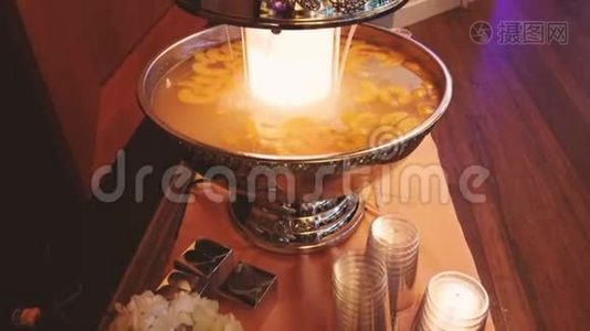 节日桌上的鸡尾酒。 传统的西班牙桑格里亚在大碗4k视频