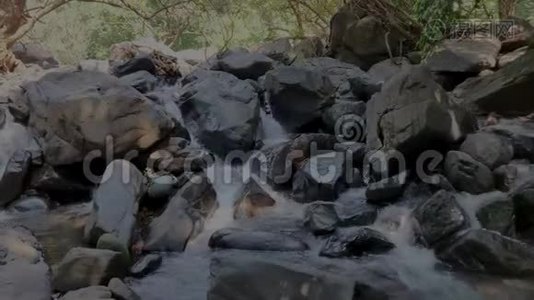 河水渠上岩，瀑水渠天然石渠.. 地面、景观视频