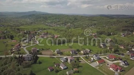 从鸟瞰`全景.. 中欧：城镇或村庄位于青山之间.. 气候温和。 飞行d视频