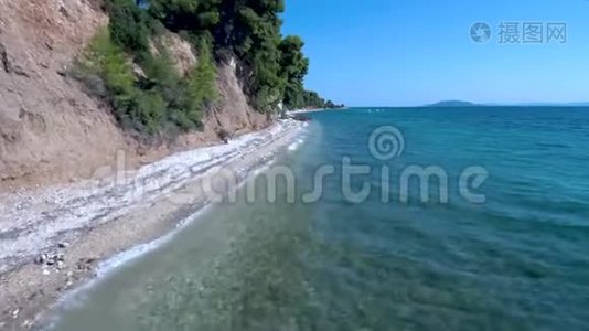 在希腊哈尔基迪基的尼奥斯·马马马拉斯，用无人驾驶飞机向前推进的蓝色海滩的空中景色视频