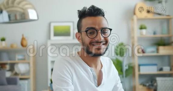 戴眼镜的阿拉伯帅哥在家看相机的画像视频