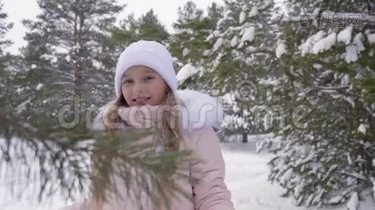 可爱的女孩在森林里的大雪下。视频