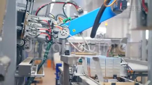 机器人在工厂的生产线上制造纸箱。视频