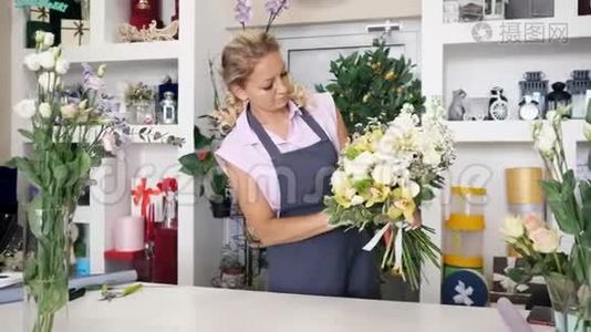 女专业花艺师在花艺工作室制作巨大的花束..视频