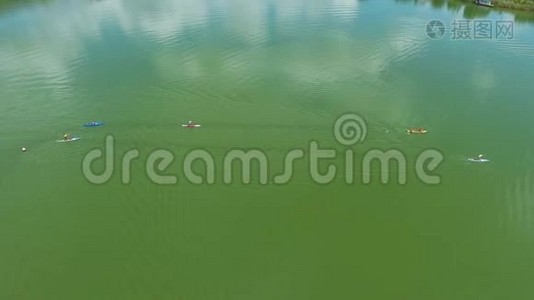 空中皮划艇和站起来的桨板在绿色水面上竞争视频