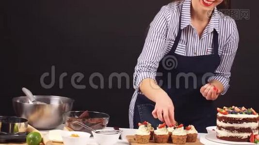 厨师糖果装饰蛋糕。视频