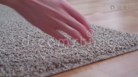 地毯有问题，地毯下面地板潮湿视频