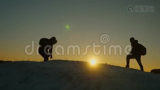 登山者在雪山顶上相遇，享受他们的成功，举起手，快乐地跳跃。 男性游客视频