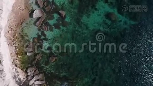 从无人驾驶飞机俯瞰绿松石海中的大岩石视频