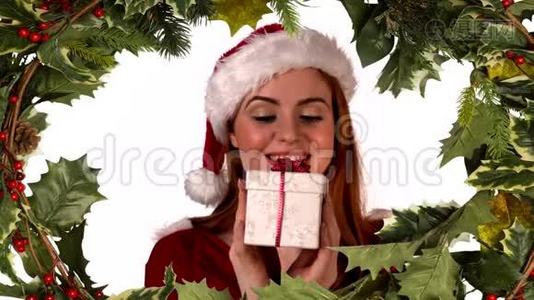 圣诞老人女士在冬青边境开放礼物视频