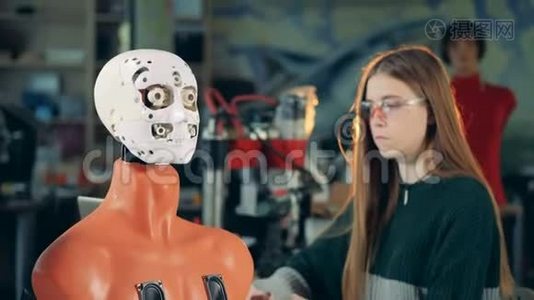 女性专家正在控制一个机器人的眼睛视频