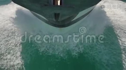 壮观的船弓撞击海浪，游艇飞过蔚蓝的海水视频