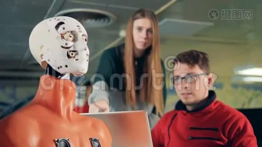 机器人是由一名男性和一名女性专家通过计算机使其眨眼视频