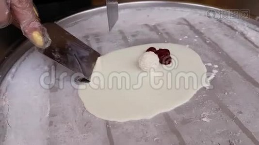 在街上煮着卷起来的冰淇淋。 炒冰淇淋的烹饪技术。视频