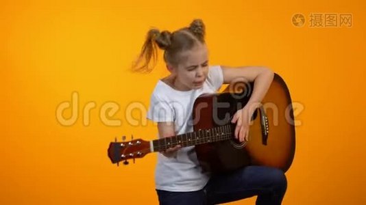 有趣的青春期女孩假装弹吉他梦想成为著名摇滚明星视频