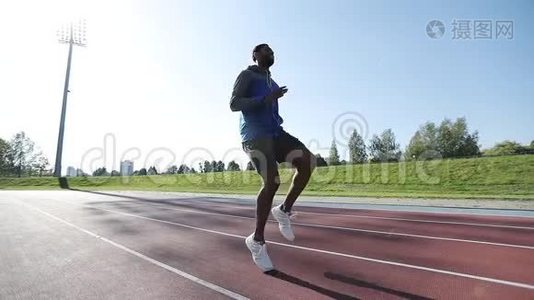 在一个大体育场做运动的年轻黑人男子。视频