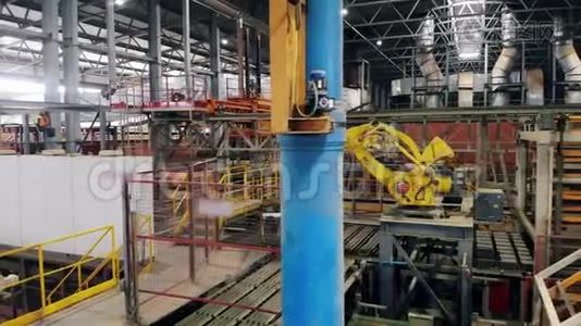 工业自动化机器在工业设施中移动箱子。视频