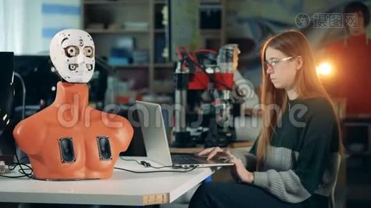 人类机器人在一个年轻女人的控制下移动嘴巴视频