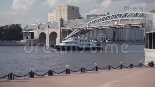 船在桥下游泳视频