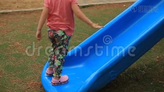 一个小女孩在公园里骑山。视频
