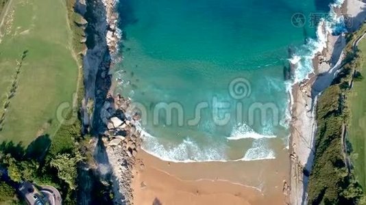 西班牙桑坦德，Playa de Matalenas的鸟瞰图视频