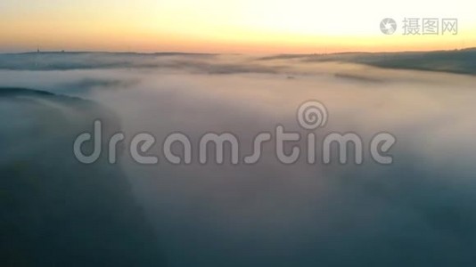 飞过农业田上空的云层..视频
