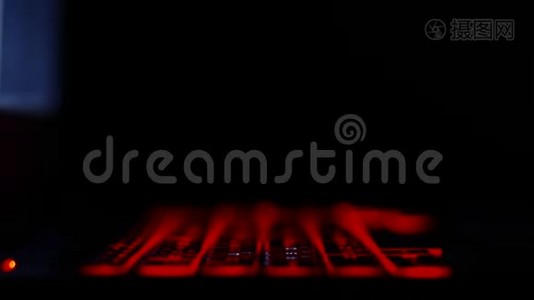 黑客女孩`用红色背光键盘打字视频
