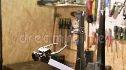 年轻的男自行车修理工在车间的一个支架上用专门的扳手拧紧车轮的辐条视频