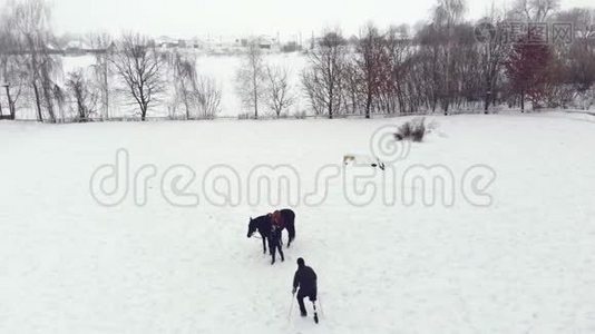 航空，顶景，冬天，残疾人沿着雪域行走。 他有假肢而不是右腿。 女性视频