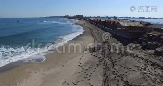 位于保加利亚波莫里的波莫里，黑海和盐湖之间的沙地上的建筑物视频