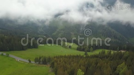 鸟瞰塞浦路斯山区令人惊叹的景观，明亮的绿色景观视频