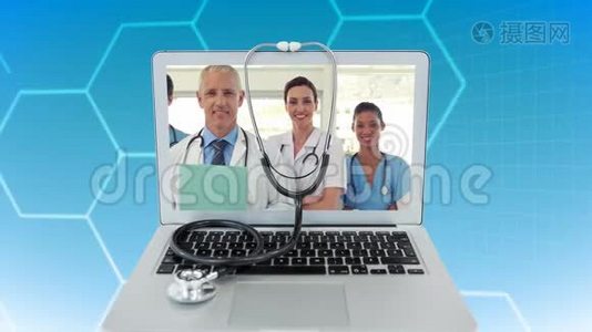 笔记本电脑上听诊器的数字动画和屏幕上显示的医生组视频