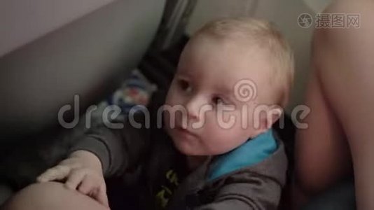 飞机飞行时，小男孩坐在地板上。视频