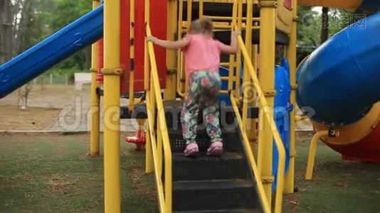 一个小女孩在公园里骑山。视频