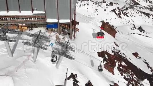 冬季埃尔布鲁斯度假胜地高加索高山缆车和滑雪坡的鸟瞰图视频