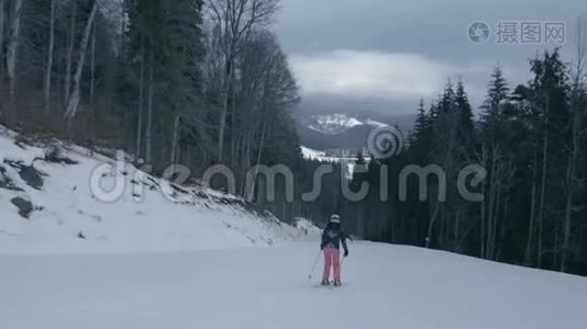 穿着制服的职业女性在斯洛莫冬季在喀尔巴阡滑雪视频