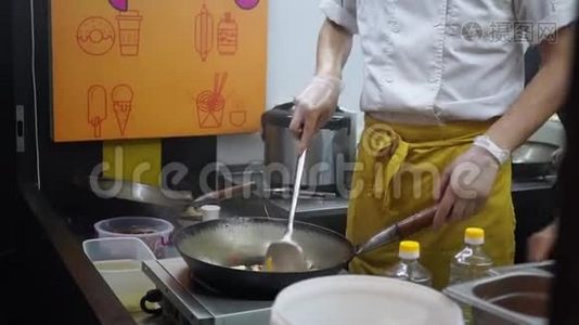 炒菜炒菜炒面菜肉节炒牛肉传统亚洲热油厨师夜市视频