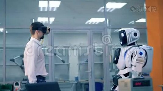 一个人类和一个类似人类的机器人正在握手和观看虚拟现实视频