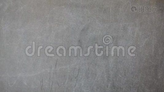 用粉笔在黑板上画画.. 字母表的第一个字母。视频