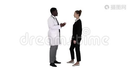 男性医生为白人女性提供药物。视频