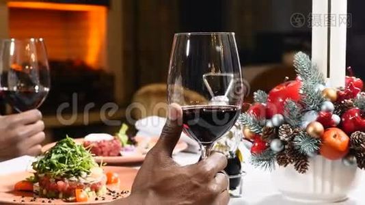 新年节日桌上有红酒和菜肴。 在餐厅庆祝。 美国黑人男性手的特写镜头视频