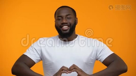 美国黑人恋爱中的男人表现出心的姿态，幸福的关系，熟人视频