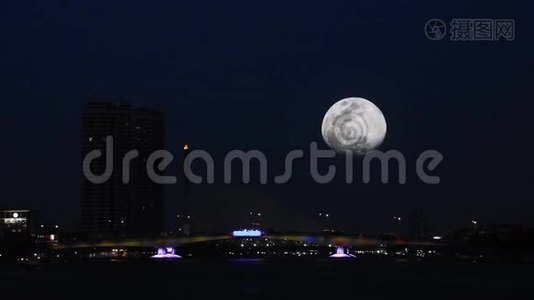 满月在黑暗的天空中快速上升，潮菲拉河的美丽和平克劳桥上汽车的灯光。视频