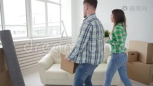 购租房地产的概念.. 年轻的一对夫妇买或租了第一间小公寓视频