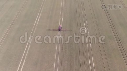 长臂自动推进喷雾机正在大田里喷洒小麦视频